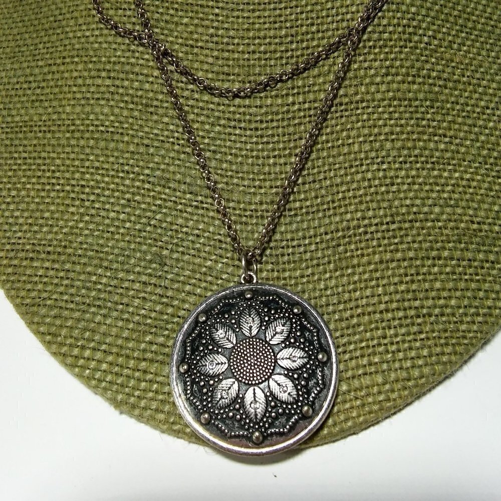 Women`s silver tone marked "aeo" necklace. - Picture 3 of 4